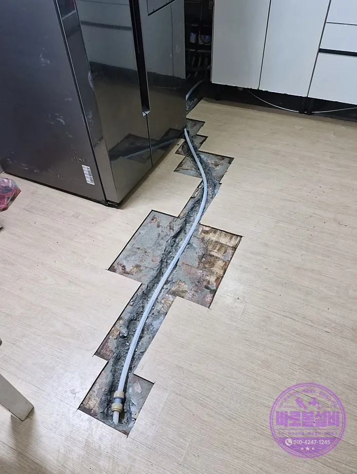 바닥을 좁게 열어 배관을 확인한 현장