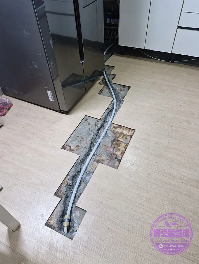 바닥을 좁게 열어 배관을 교체한 뒤 메운 자리