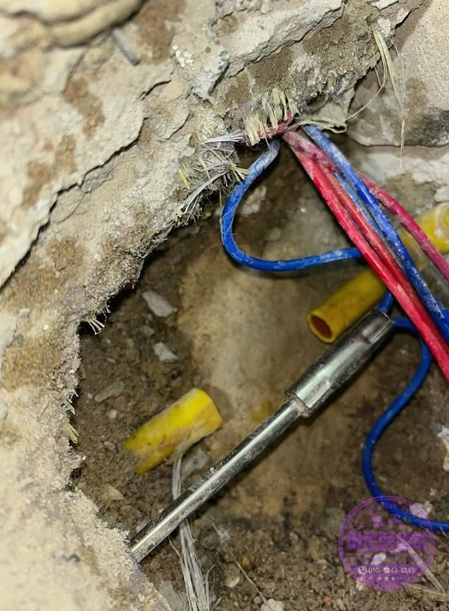바닥을 열어 드러난 여러 갈래 배관